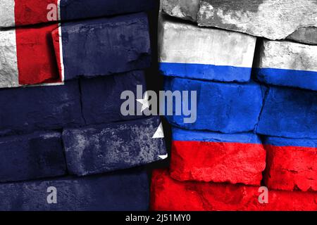 Concept de la relation entre les terres australes et antarctiques françaises et la Russie avec deux drapeaux peints sur un mur de briques endommagé Banque D'Images