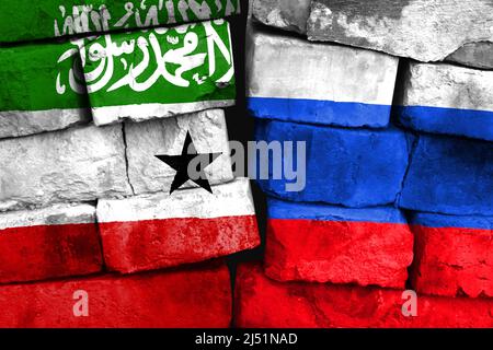 Concept de la relation entre le Somaliland et la Russie avec deux drapeaux peints sur un mur de briques endommagé Banque D'Images