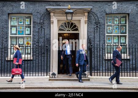 Londres, Angleterre, Royaume-Uni. 19th avril 2022. Le secrétaire aux Affaires étrangères LIZ TRUSS et le secrétaire à la Défense BEN WALLACE quittent le 10 Downing Street après la réunion du cabinet. (Image de crédit : © Tayfun Salci/ZUMA Press Wire) Banque D'Images