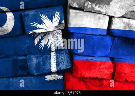 Concept de la relation entre l'État de Caroline du Sud et la Russie avec deux drapeaux peints sur un mur de briques endommagé Banque D'Images