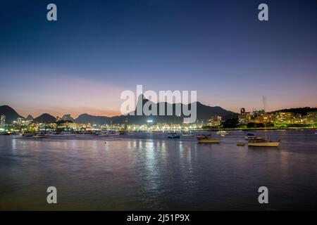 Coucher de soleil depuis le Mureta da Urca à Rio de Janeiro. Banque D'Images