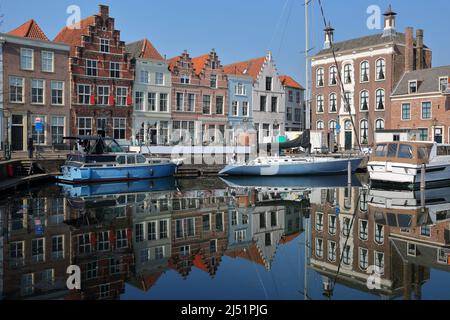 Réflexions de maisons médiévales historiques et de bateaux à voile amarrés à Goes Harbour, Goes, Zeeland, pays-Bas Banque D'Images