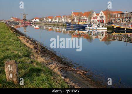 Réflexions de bateaux et de bâtiments historiques le long de Nieuwe Haven (Nouveau port) à Zierikzee, Zélande, pays-Bas Banque D'Images