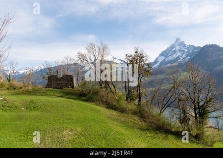 Weesen, Suisse, 13 avril 2022 petite ruine historique et ancienne au sommet d'une colline entourée par les majestueuses alpes Banque D'Images