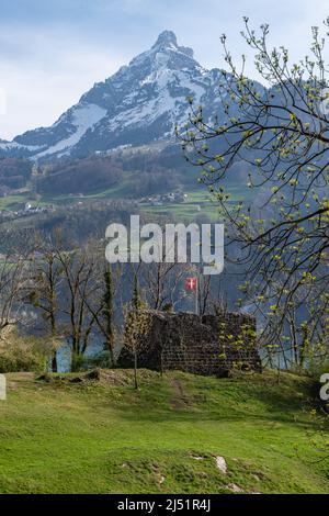 Weesen, Suisse, 13 avril 2022 petite ruine historique et ancienne au sommet d'une colline entourée par les majestueuses alpes Banque D'Images