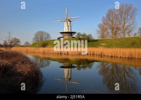 Réflexions d'un moulin à vent traditionnel dans la campagne colorée entourant Veere, Zeeland, pays-Bas Banque D'Images