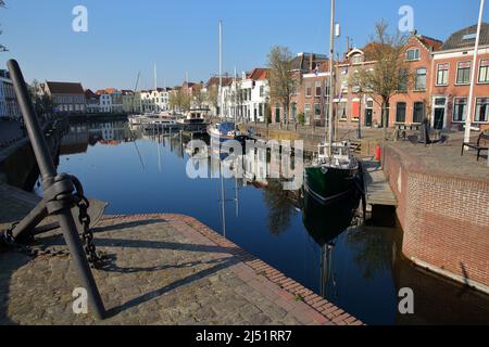 Réflexions de maisons médiévales historiques et de bateaux à voile amarrés à Goes Harbour, Goes, Zeeland, pays-Bas Banque D'Images