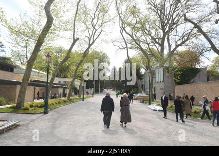 Veneig, Italie. 19th avril 2022. Les visiteurs marchent sur le terrain du Giardini avant la Biennale d'art de 59th (avril 23 novembre 27). Organisée tous les deux ans, la Biennale Arte est considérée comme la plus ancienne du monde et, après la documenta à Kassel, le plus important forum international pour l'art visuel contemporain. Crédit: Felix Hörhager/dpa/Alay Live News Banque D'Images