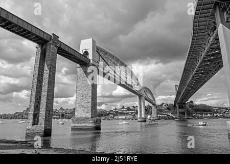 Monochrome shot le pont Royal Albert et le pont Tamar Road vus du passage Saltash, à côté de la rivière Tamar à St Budeaux à Plymouth. Le pont i Banque D'Images