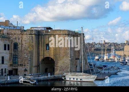 Senglea, Malte - janvier 17th 2022 : le bastion de l'eau dominant les bateaux amarrés dans Dockyard Creek. Banque D'Images