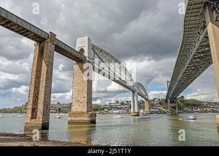 Le pont Royal Albert Bridge et le pont Tamar Road Bridge vus du passage Saltash à côté de la rivière Tamar à St Budeaux à Plymouth. Le pont est une voie unique Banque D'Images