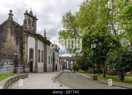 Guimaraes, Portugal - 13 avril 2022 : vue sur l'église Nossa Senhora do Carmo dans la vieille ville de Guimaraes Banque D'Images