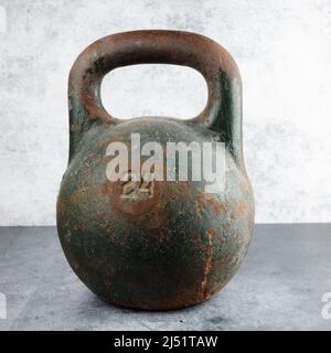 Ancienne kettlebell en fer lourd sur fond de marbre, article de sport Banque D'Images