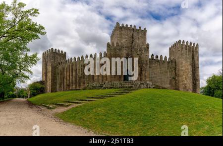 Guimaraes, Portugal - 13 avril 2022 : vue sur le château de Guimaraes datant du 11th siècle Banque D'Images