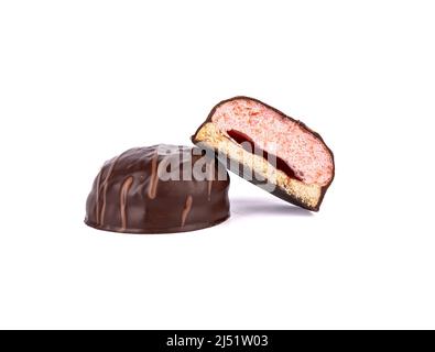 Soufflé au chocolat entier et coupé sur fond blanc. Copier l'espace. Banque D'Images