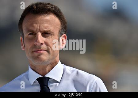 Marseille, France. 16th avril 2022. Emmanuel Macron livre sa vue lors de sa réunion politique à Marseille. Le Président français Emmanuel Macron, candidat à l'élection présidentielle de la République en Marche (LREM), a tenu une réunion publique à Marseille. Le deuxième tour de l'élection présidentielle française aura lieu le 24 avril. Crédit : SOPA Images Limited/Alamy Live News Banque D'Images