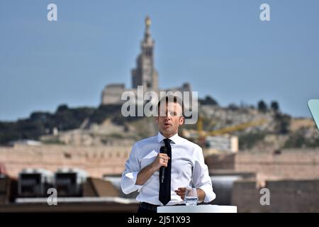 Marseille, France. 16th avril 2022. Emmanuel Macron prononce un discours lors de sa réunion politique à Marseille. Le Président français Emmanuel Macron, candidat à l'élection présidentielle de la République en Marche (LREM), a tenu une réunion publique à Marseille. Le deuxième tour de l'élection présidentielle française aura lieu le 24 avril. Crédit : SOPA Images Limited/Alamy Live News Banque D'Images