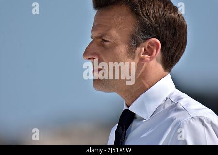 Marseille, France. 16th avril 2022. Emmanuel Macron livre sa vue lors de sa réunion politique à Marseille. Le Président français Emmanuel Macron, candidat à l'élection présidentielle de la République en Marche (LREM), a tenu une réunion publique à Marseille. Le deuxième tour de l'élection présidentielle française aura lieu le 24 avril. Crédit : SOPA Images Limited/Alamy Live News Banque D'Images