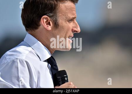 Marseille, France. 16th avril 2022. Emmanuel Macron prononce un discours lors de sa réunion politique à Marseille. Le Président français Emmanuel Macron, candidat à l'élection présidentielle de la République en Marche (LREM), a tenu une réunion publique à Marseille. Le deuxième tour de l'élection présidentielle française aura lieu le 24 avril. Crédit : SOPA Images Limited/Alamy Live News Banque D'Images