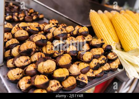 Marrons fraîchement frits, une célèbre nourriture de rue d'automne et d'hiver à vendre sur une piste de vendeur à Istanbul, Turquie Banque D'Images