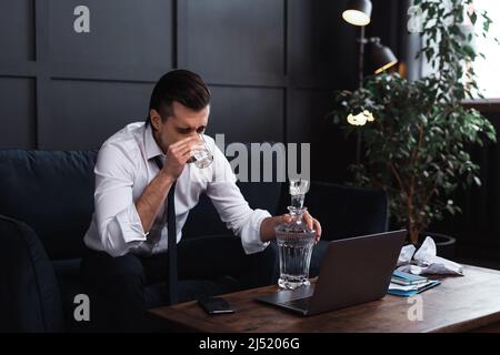 Homme et vodka. Les concepts d'alcoolisme ou de problèmes dans la vie. Banque D'Images