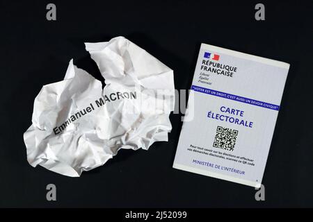 La carte électorale et le bulletin de vote Macron ont été écrasés, déchirés. 2022 vote. Banque D'Images
