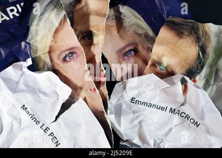Les affiches de la campagne Macron contre LE PEN sont déchirées, la fin des élections présidentielles françaises, le refus des candidats, l'abstention, le dégoût du peuple français. Bulletin de vote Banque D'Images