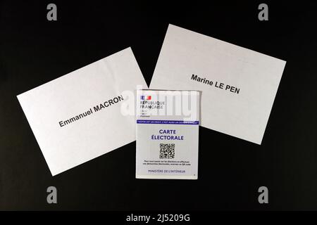 La carte de l'électeur et les bulletins de vote du deuxième tour de l'élection présidentielle française s'opposant à Marine LE PEN à Emmanuel MACRON Banque D'Images
