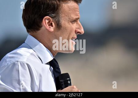 Marseille, France. 16th avril 2022. Emmanuel Macron prononce un discours lors de sa réunion politique à Marseille. Le Président français Emmanuel Macron, candidat à l'élection présidentielle de la ''la République en Marche'' (LREM), a eu une réunion publique à Marseille. Le deuxième tour de l'élection présidentielle française aura lieu le 24 avril. (Image de crédit : © Gerard Bottino/SOPA Images via ZUMA Press Wire) Banque D'Images