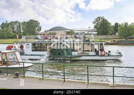 Barges et bateaux sur la rivière Wisla près du château royal de Wawel à Cracovie, en Pologne. Banque D'Images