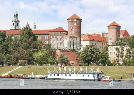 Barges et bateaux sur la rivière Wisla près du château royal de Wawel à Cracovie, en Pologne. Banque D'Images