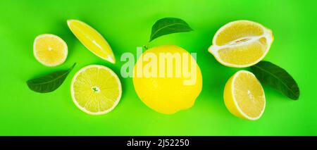 Ensemble de tranches d'agrumes de citron création mise en page faite de moitié de citron, diapositive, morceau sur fond blanc. Pose à plat. Banque D'Images