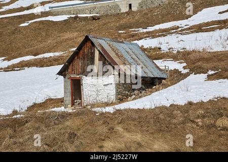 Refuge sur une pente alpine Banque D'Images