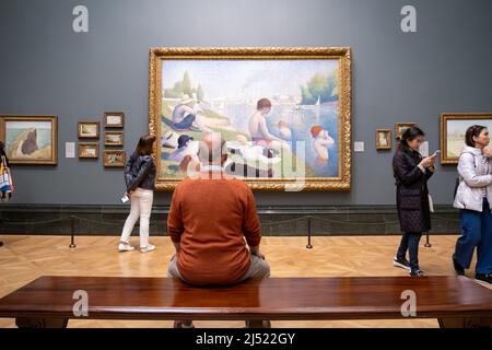 Un homme qui regarde les baigneurs à Asnières peinture à la National Gallery de Londres, Angleterre. Banque D'Images