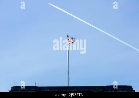 Un contrail est vu au-dessus d'un drapeau de l'Union volant sur le toit de Buckingham Palace dans le centre de Londres avant le jour de l'accession. Banque D'Images