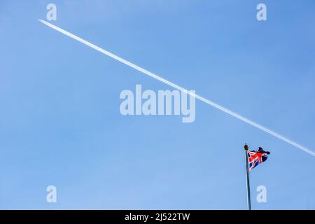 Un contrail est vu au-dessus d'un drapeau de l'Union volant sur le toit de Buckingham Palace dans le centre de Londres avant le jour de l'accession. Banque D'Images