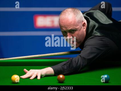 John Higgins réagit lors de son match contre Thepchaiya un-Nooh lors du quatrième jour des Championnats du monde de Snooker de Betfred au Crucible, Sheffield. Date de la photo: Mardi 19 avril 2022. Banque D'Images