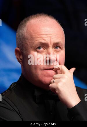 John Higgins réagit lors de son match contre Thepchaiya un-Nooh lors du quatrième jour des Championnats du monde de Snooker de Betfred au Crucible, Sheffield. Date de la photo: Mardi 19 avril 2022. Banque D'Images