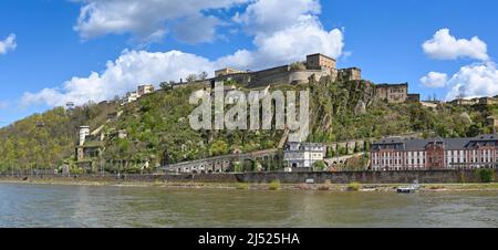 Koblenz, Allemagne - avril 2022 : vue panoramique sur la forteresse d'Ehrenbreitstein qui se trouve sur une colline au-dessus du Rhin. Banque D'Images