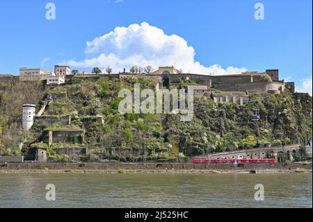 Koblenz, Allemagne - avril 2022 : vue panoramique sur la forteresse d'Ehrenbreitstein qui se trouve sur une colline au-dessus du Rhin. Banque D'Images