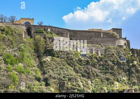 Koblenz, Allemagne - avril 2022 : téléphériques pour les visiteurs de la forteresse d'Ehrenbreitstein qui se trouve sur une colline au-dessus du Rhin. Banque D'Images