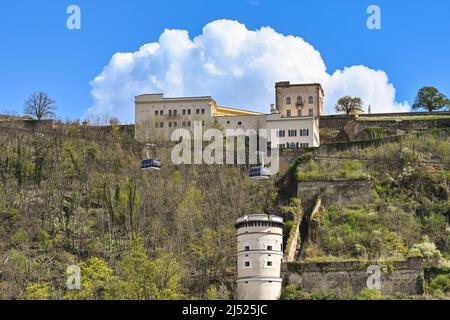 Koblenz, Allemagne - avril 2022 : téléphériques pour les visiteurs de la forteresse d'Ehrenbreitstein qui se trouve sur une colline au-dessus du Rhin. Banque D'Images
