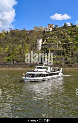 Koblenz, Allemagne - avril 2022 : bateau touristique qui attire les visiteurs lors d'une excursion sur le Rhin. Banque D'Images