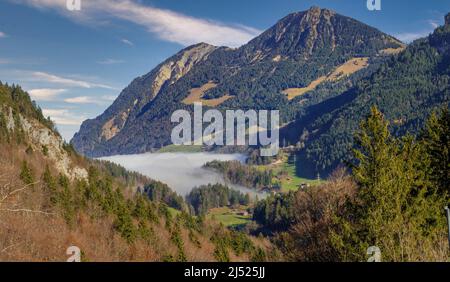 alpes suisses avec une couverture de nuages dans la valey Banque D'Images