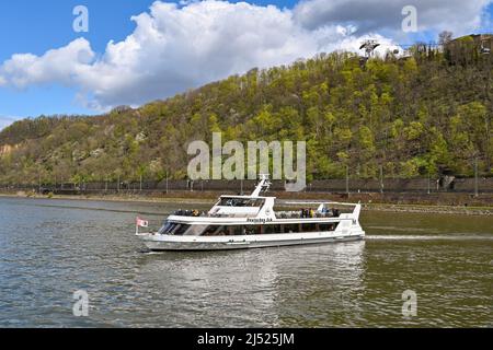 Koblenz, Allemagne - avril 2022 : bateau touristique qui attire les visiteurs lors d'une excursion sur le Rhin. Banque D'Images