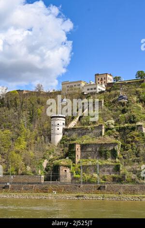 Koblenz, Allemagne - avril 2022 : vue panoramique sur la forteresse d'Ehrenbreitstein qui se trouve sur une colline au-dessus du Rhin. Banque D'Images