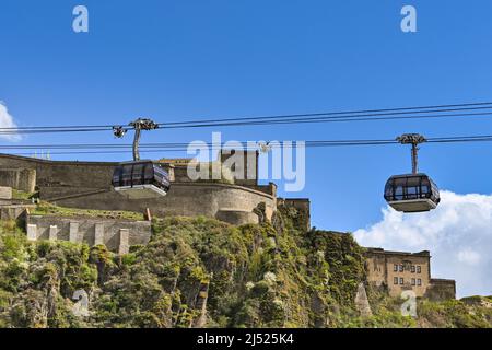 Koblenz, Allemagne - avril 2022 : téléphériques pour les visiteurs de la forteresse d'Ehrenbreitstein qui se trouve sur une colline au-dessus du Rhin. Banque D'Images