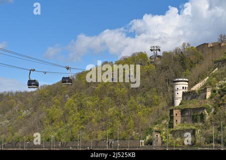 Koblenz, Allemagne - avril 2022 : téléphériques pour les visiteurs de la forteresse d'Ehrenbreitstein qui se trouve sur une colline au-dessus du Rhin. Banque D'Images