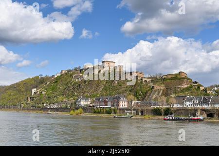 Koblenz, Allemagne - avril 2022 : forteresse d'Ehrenbreitstein située sur une colline au-dessus du Rhin. Banque D'Images