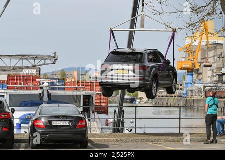 Bâle, Suisse - avril 2022 : la voiture Audi est déchargée par une grue d'une barge industrielle sur les quais de la ville, sur le Rhin Banque D'Images